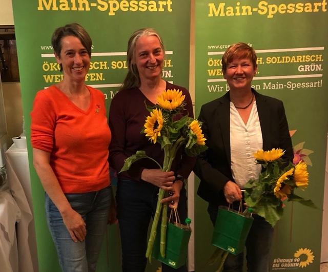 Auf dem Bild von links nach rechts: Monika Hartl (Beisitzerin Bezirksvorstand), Angelika Rütz-Holst (Listenkandidatin Bezirkswahl) und Bärbel Imhof (Spitzenkandidatin Bezirkswahl)