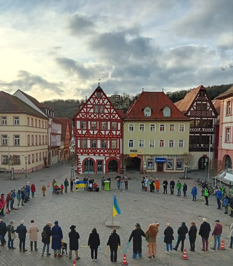 GRÜNE Karlstadt: Mahnwache zum 2. Jahrestag des Ukrainekrieges