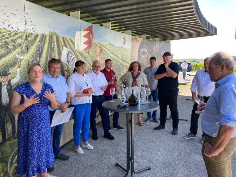 Katharina Schulze und Paul Knoblach zu Besuch bei den Winzern an der Mainschleife 