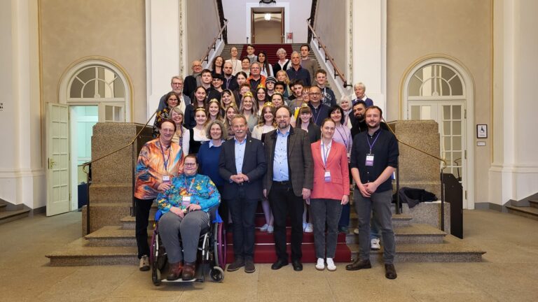 Weinprinzessinnen, Deutschhausgymnasium und Integrationsbeirat zu Besuch